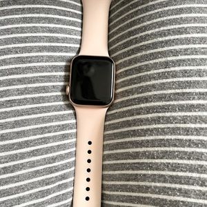 Apple series 6 wifi smart watch.